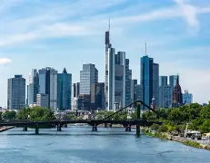 爱游戏app-法兰克福赛前内部沟通比利亚雷亚尔伤情更新备战欧冠，里昂围绕足总杯回应争议看傻球迷(法国足球赛暴力冲突)
